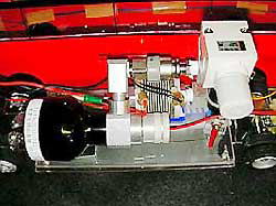 燃料電池と圧力レギュレータ・水素吸蔵合金ボンベ搭載部